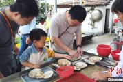 有夫之妇“珍珠开蚌”走红 “Z世代”玩转传统产业的N种可能