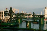 有夫之妇国际油价周二收高 地缘政治担忧与美元走弱双重支撑
