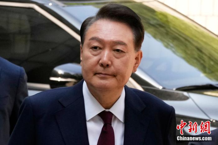 当地时间2025年5月12日，韩国首尔，因被控策划叛乱而受到审判(🎡)的前总统尹锡悦抵达首尔中央地方法院。图/视觉中国